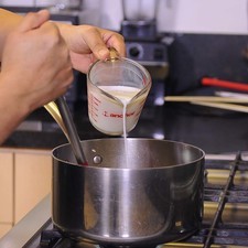 Agregar la leche poco a poco, moviendo constantemente con una pala para que no se formen grumos hasta que se obtener una mezcla espesa. Sazonar con sal, pimienta y nuez moscada. S 17015 1475600583