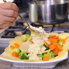 Para servir, agregar la salsa sobre las verduras, espolvorear con queso rallado y decorar con orégano seco. S 17016 1475600582