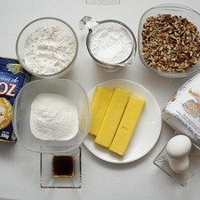 Ingredientes para receta 100 gramos de harina de arroz tres estrellas 250 gramos de mantequilla 3 cucharitas de esencia de vainilla 2 piezas de yema de huevo 1 taza de azúcar glass (pulverizada) 1 3/4 tazas de nuez picada 1 1/4 tazas de harina de trigo san antonio