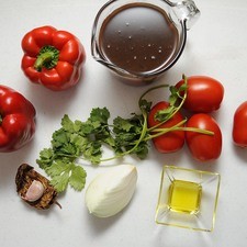 Ingredientes para receta 2 tazas de frijoles cocidos 2 piezas de pimiento morrón rojo 4 piezas de jitomate guaje 1 pieza de chile chipotle seco 1 diente de diente de ajo 1/4 pieza de cebolla blanca 6 ramas de cilantro sal al gusto 1 cucharada de aceite de oliva