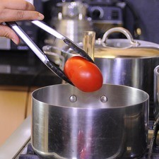 Poner a hervir los jitomates, chile chipotle y diente de ajo con suficiente agua en una olla honda, durante 5 minutos. Dejar enfriar.