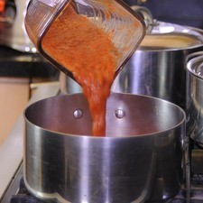 Añadir la mezcla molida y continuar cociendo un par de minutos.