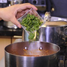 Añadir cilantro picado y sazonar con sal dejar hervir. Si es necesario añadir un poco de agua si fuera necesario.