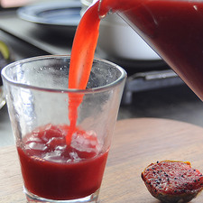 Servir en un vaso con hielo y trocitos de pitaya.