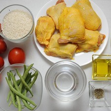 Ingredientes para receta 6 piezas de pollo en piezas 1 1/2 tazas de arroz 5 piezas de jitomate guaje 1 pieza de chile de árbol 1 diente de ajo 1/4 pieza de cebolla blanca 12 piezas de ejotes 3 cucharadas de aceite de oliva sal al gusto pimienta negra molida al gusto agua al gusto 1 pizca de orégano