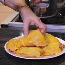 Salpimentar las piezas de pollo por todos lados y reservar.