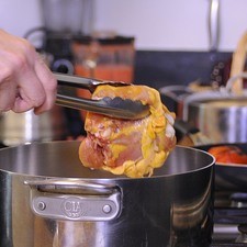 Calentar el aceite en una olla honda y cuando esté caliente sofreír las piezas de pollo por todos lados hasta que se vean dorados completamente.