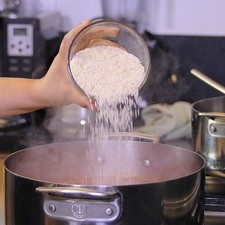 Agregar el agua y cuando suelte el hervor agregar el arroz.