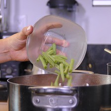 Añadir ejotes y orégano. Si fuera necesario añadir más agua para que quede caldoso.