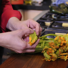 Para preparar el relleno; cortar las flores de calabaza a la mitad y remover el pistilo y los sépalos, desecharlos y conservar la corola. S 17102 1475600454