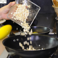 Añadir los granos de elote continuar cociendo unos minutos más. S 17107 1475600451