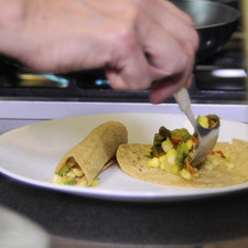 Para armar las enchiladas; calentar las tortillas en un comal o sartén y rellenar con un poco de la mezcla de flor de calabaza. S 17114 1475600439