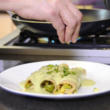 Enrollar y acomodar en el plato. Bañar con suficiente salsa y decorar con hojas de cilantro. S 17115 1475600408