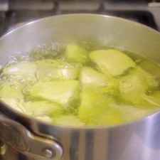 Poner a cocer los trozos de chayotes en una olla honda con suficiente agua y un poquito de sal, durante 10 minutos o hasta que estén cocidos.