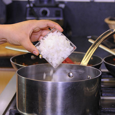 Calentar la olla con el aceite, añadir la cebolla picada y sofreír un par de minutos.