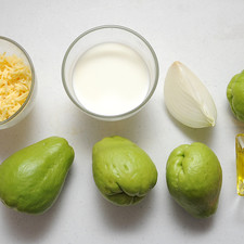 Ingredientes para receta 4 piezas de chayote 1/4 pieza de cebolla blanca 2 cucharadas de aceite de oliva leche de vaca al gusto sal al gusto pimienta negra molida al gusto 1 1/2 tazas de queso manchego rallado