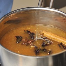 En un sartén hondo, hervir dos tazas de jugo de mandarina con la miel, un trozo de jengibre de 1 cm, el anís, un trozo de canela de 5 cm, la jamaica y la soya hasta que la salsa se reduzca a la mitad, aproximadamente 20 minutos. Colar la salsa y verter sobre los filetes de salmón. Hornear a 350 °F (180 °C) durante 15 a 20 minutos.
