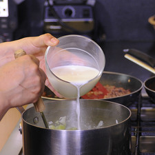 Añadir poco a poco la leche sin dejar de machacar, sazonar con pimienta y sal.