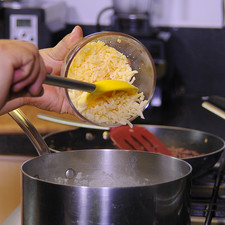 Apagar el fuego y agregar el queso, revolver bien para integrar todo.
