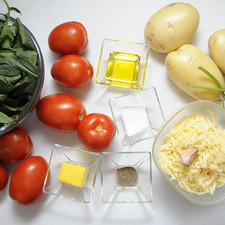 Ingredientes para receta 3 piezas de papa blanca 3 tazas de espinaca baby 300 gramos de queso manchego rallado Ingredientes para salsa 7 piezas de jitomate guaje 1 diente de ajo sal al gusto pimienta negra molida al gusto 2 cucharadas de aceite de oliva 2 ramas de albahaca fresca
