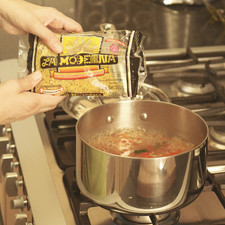 Añadir el fideo al caldo de frijol y sazonar con sal al gusto. Cuando suelte el primer hervor, bajar la lumbre y cocer tapado a fuego lento de 5 a 10 minutos hasta que el fideo esté cocido.