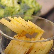 Picar finamente el diente de ajo y las hojas de albahaca. Cortar las papas en rebanadas delgadas.