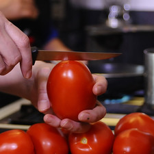 Para preparar la salsa: hacer una incisión en forma de cruz en la base de los jitomates para cortar solamente la piel.