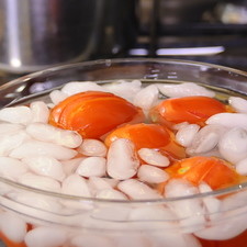 Sacarlos con una pinza ponerlos en agua con hielo. Dejarlos enfriar.