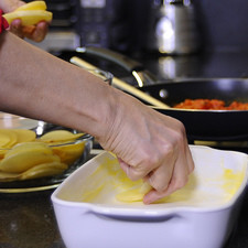 Para armar la lasaña: en un refractario adecuado para horno, intercalar las rebanadas de papa.