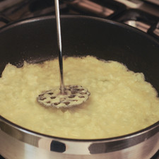Derretir la mantequilla en una olla honda pequeña. Agregar la pulpa de chayote y machacar con un machacador de papa. Si el chayote está muy duro, calentar un poco hasta que se suavice antes de machacarlo.