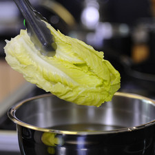Desinfectar las hojas de lechuga en un tazón con suficiente agua y unas gotas de desinfectante durante 5 minutos. Escurrir y reservar.