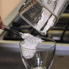 Para preparar el aderezo; colocar la crema y nuez en el vaso de la licuadora y moler bien hasta obtener una mezcla homogénea. Refrigerar el aderezo durante 10 minutos.