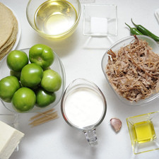 Ingredientes para para las flautas palillos al gusto aceite vegetal comestible al gusto servilletas de papel al gusto Help 2 tazas de carne deshebrada de res 20 piezas de tortilla de maíz Ingredientes para para la salsa 10 piezas de tomate verde (tomatillo) 3 piezas de chile serrano 1 diente de ajo 5 ramas de cilantro sal al gusto 1 cucharada de aceite de oliva Ingredientes para para acompañar queso fresco al gusto 1 taza de crema de leche de vaca