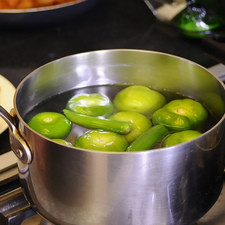 Para preparar la salsa, poner a cocer los tomates verdes, chile serrano y diente de ajo en una olla honda con un poco de agua durante 5 minutos cuidando que los tomates no se rompan. Dejar enfriar.