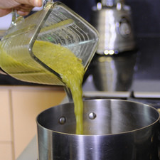 Calentar la cucharada de aceite en una olla y cuando esté bien caliente, sofreír la salsa unos minutos sazonar con sal y reservar.