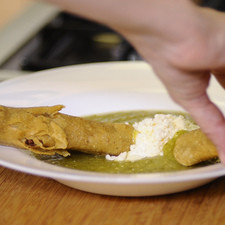 Meter solo las puntas de las flautas y decorar con más queso y crema.