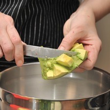 Mezclar el aguacate con los demás ingredientes picados en un tazón.