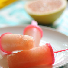 Poner en los moldes para paletas y congelar toda la noche.