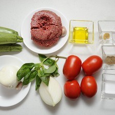 Ingredientes para receta 3 piezas de calabacita italiana 300 gramos de carne molida de res 1 diente de diente de ajo 1/4 pieza de cebolla blanca 1 pizca de comino aceite de oliva al gusto sal al gusto pimienta al gusto 226 gramos de queso mozzarella Ingredientes para salsa 6 piezas de jitomate guaje 1 diente de diente de ajo 6 hojas de albahaca fresca sal al gusto pimienta al gusto S 17248 1475600220