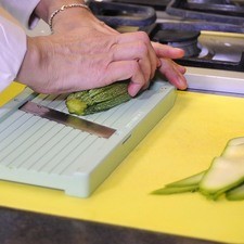 Colocar la mandolina en una tabla de picar y cortar las calabacitas en láminas delgadas, reservar. S 17254 1475600217