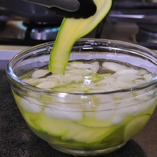 Poner a cocer las calabacitas durante 30 segundos, retirar con una pinza colocar en agua con hielo. S 17256 1475600215