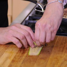 Colocar sobre la tabla de picar una lámina delgada de calabacita y rellenar con un poco de la mezcla de carne y enrollar. S 17258 1475600211