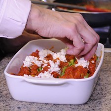 Cubrir con un poco de la salsa y espolvorear queso mozzarella. Hornear a 350°F (175 ° C)o hasta que gratine. S 17259 1475600211