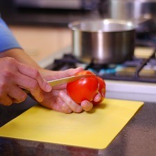 Para preparar la salsa: Hacer una incisión en forma de cruz en la base de los jitomates para cortar solamente la piel. S 17261 1475600211