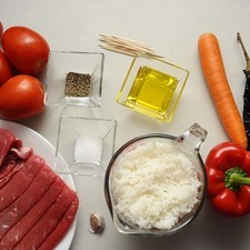 Ingredientes para receta 8 piezas de bistec de res 2 tazas de arroz cocido 1 pieza de pimiento morrón rojo sal al gusto pimienta negra molida al gusto aceite de oliva al gusto palillos al gusto 1 pieza de zanahoria Ingredientes para salsa 5 piezas de jitomate guaje 1 pieza de chile pasilla 1 diente de ajo sal al gusto S 17288 1475600147