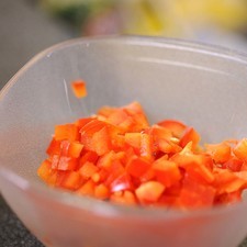 Picar finamente la zanahoria y el pimiento morrón descartando la parte blanca. S 17289 1475600146