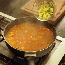 Cocer con la olla tapada a lumbre baja durante 15 minutos más o hasta cocer las papas y las zanahorias, al final agregar la calabacita picada y esperar 5 minutos más.