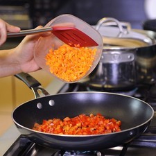 Calentar el aceite en el sartén y cuando esté caliente sofreír el pimiento y la zanahoria un par de minutos. S 17290 1475600099