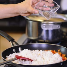 Añadir el arroz, sal y pimienta revolver bién y dejar cocer un par de minutos. S 17291 1475600097