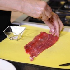 Colocar un bistec sobre la tabla de picar salpimentar por todos lados. S 17294 1475600096